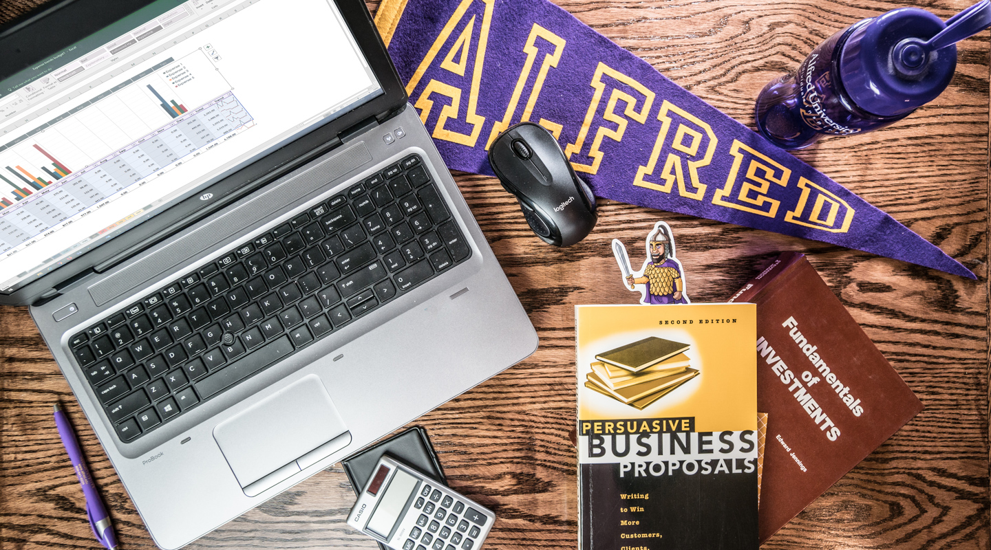 alfred-university-business-students-learning-exper-9903.jpeg