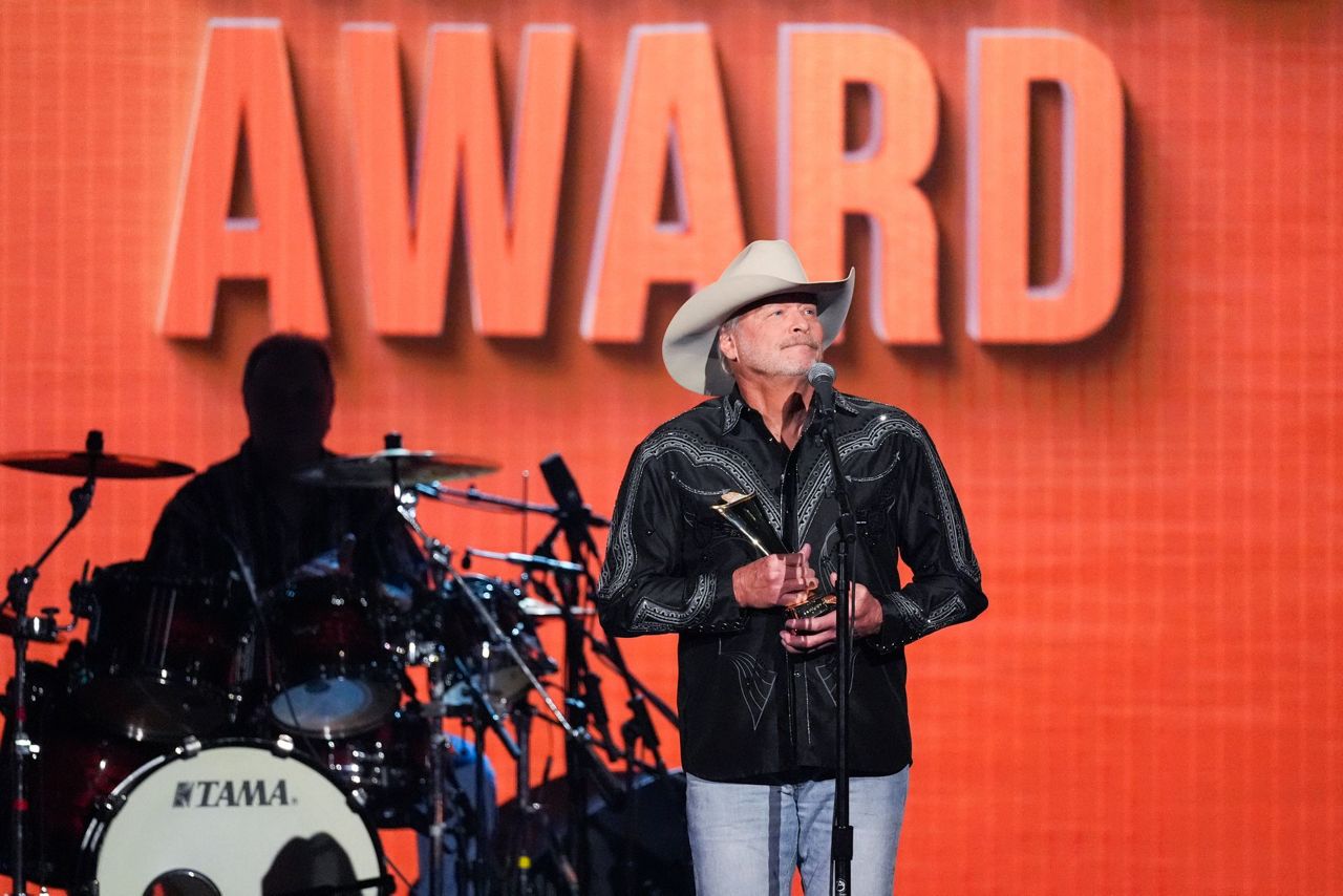 lainey-wilson-acm-awards-2025-news-5713.jpeg