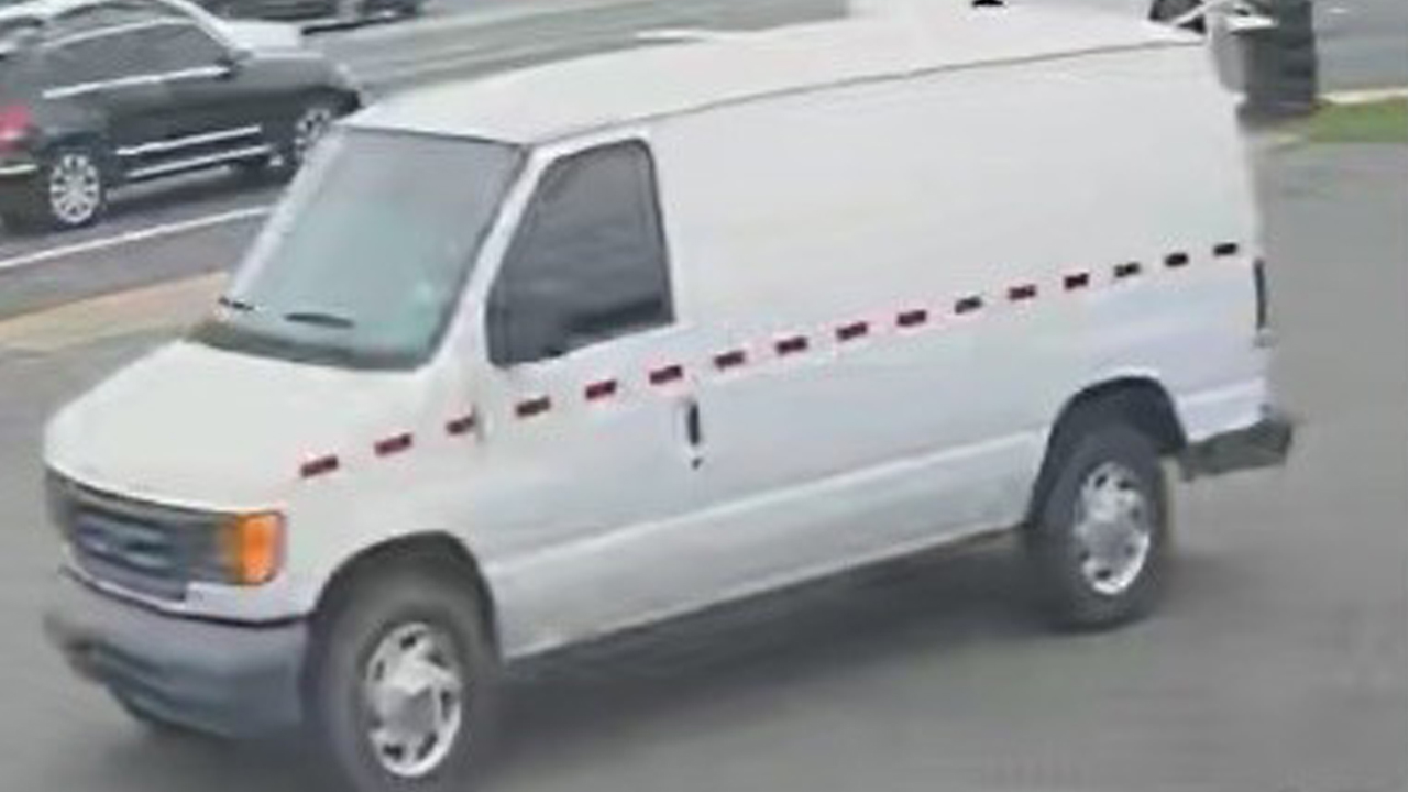 man-impersonating-ice-robbery-philadelphia-2458.jpeg
