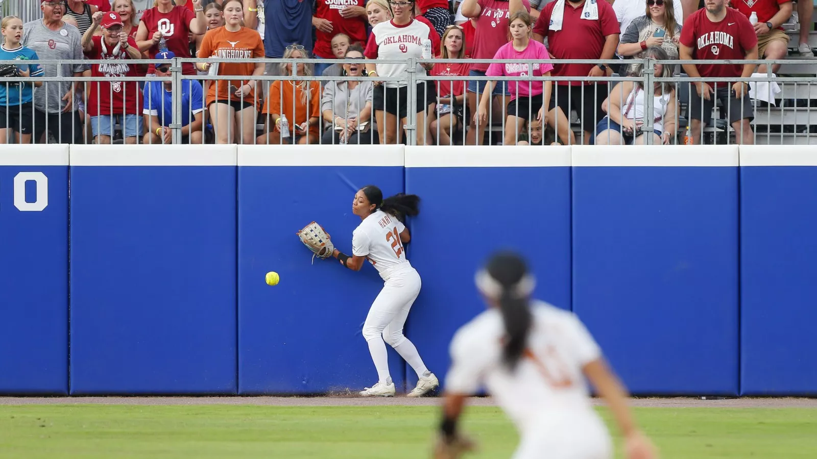oklahoma-vs-texas-tech-college-softball-world-seri-7442.webp