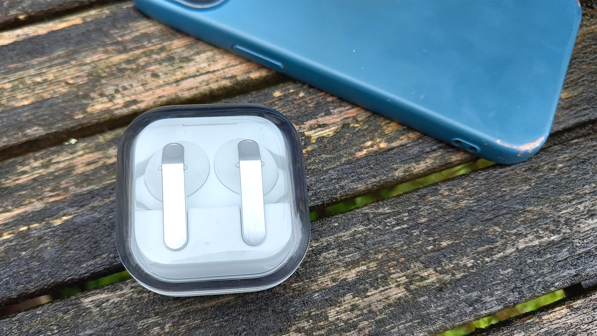 Samsung’s still chasing the AirPods with its new Galaxy Buds 4 and Buds 4 Pro